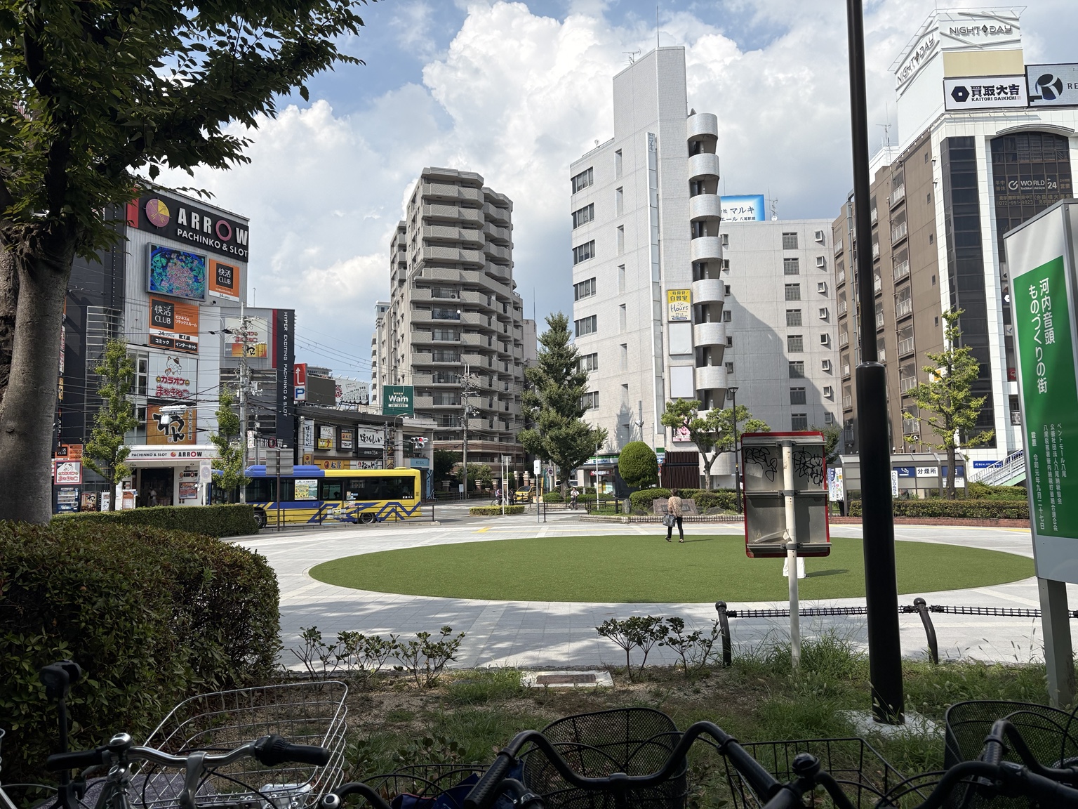 近鉄八尾駅前の緑の広場と周辺の建物、バス