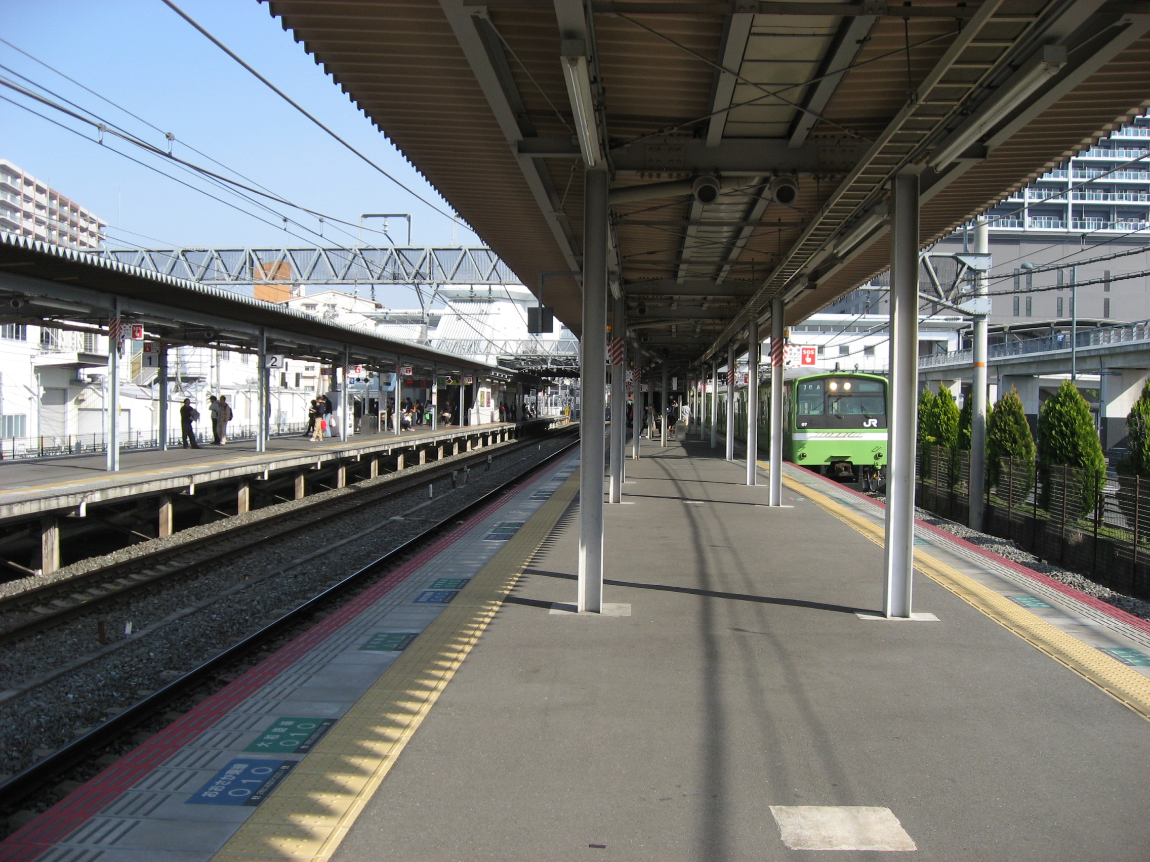 2013年3月9日撮影の久宝寺駅ホームと列車